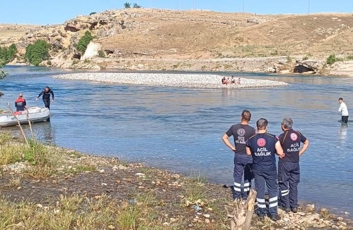 Diyarbakır’da nehirde mahsur kalan 4 çocuk kurtarıldı