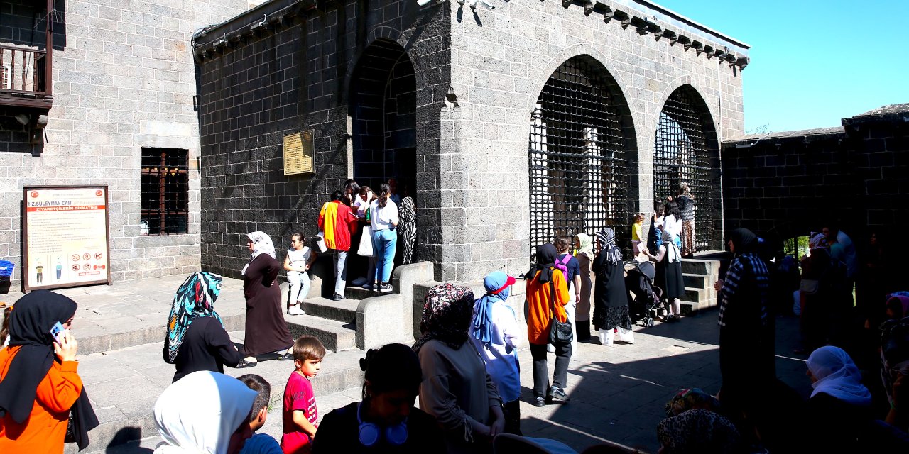 YKS öncesi öğrenciler, Hz. Süleyman Camisi'nde dualarla hazırlandı!
