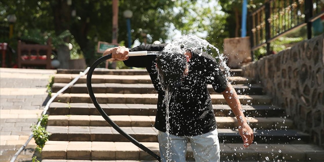 Türkiye’de sıcaklık rekoru: Bir ilçede sıcaklık 62.5 dereceye yükseldi