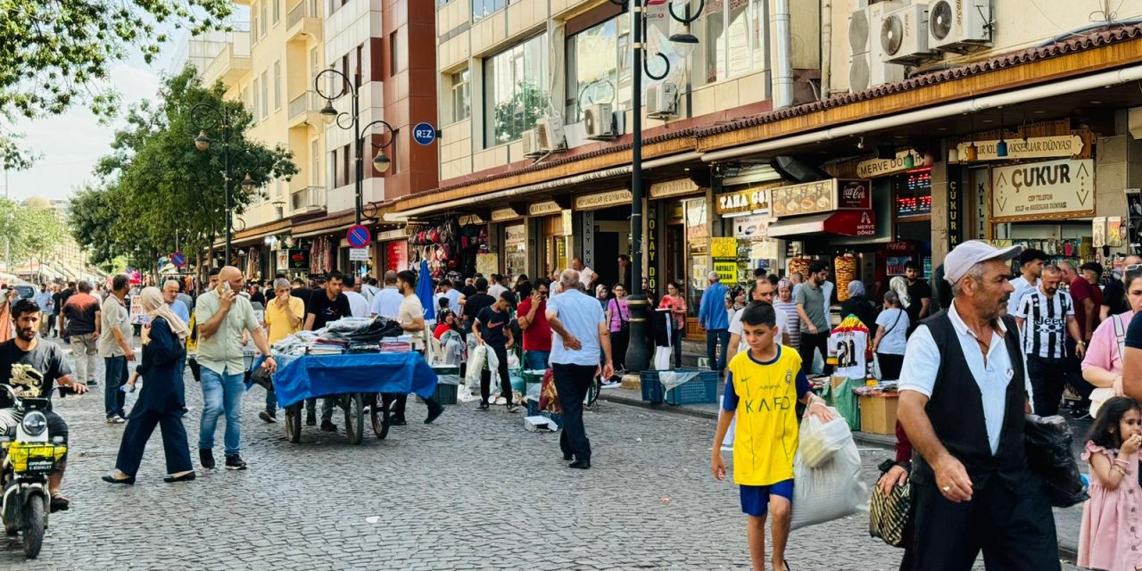 Diyarbakır'da vatandaşlar 38 dereceye varan sıcak havaya rağmen bayram alışverişini yapıyor!