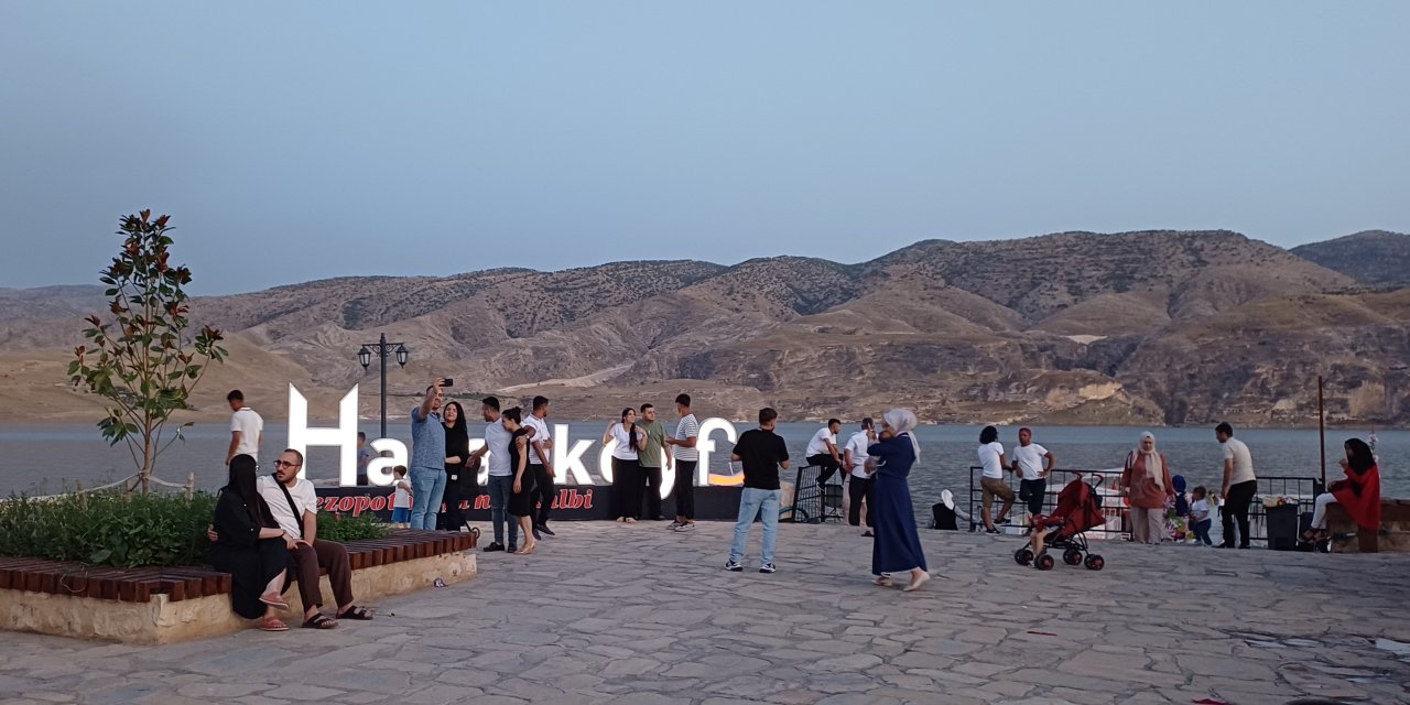 Hasankeyf'te akşam serinliğinde turistleri ağırlıyor