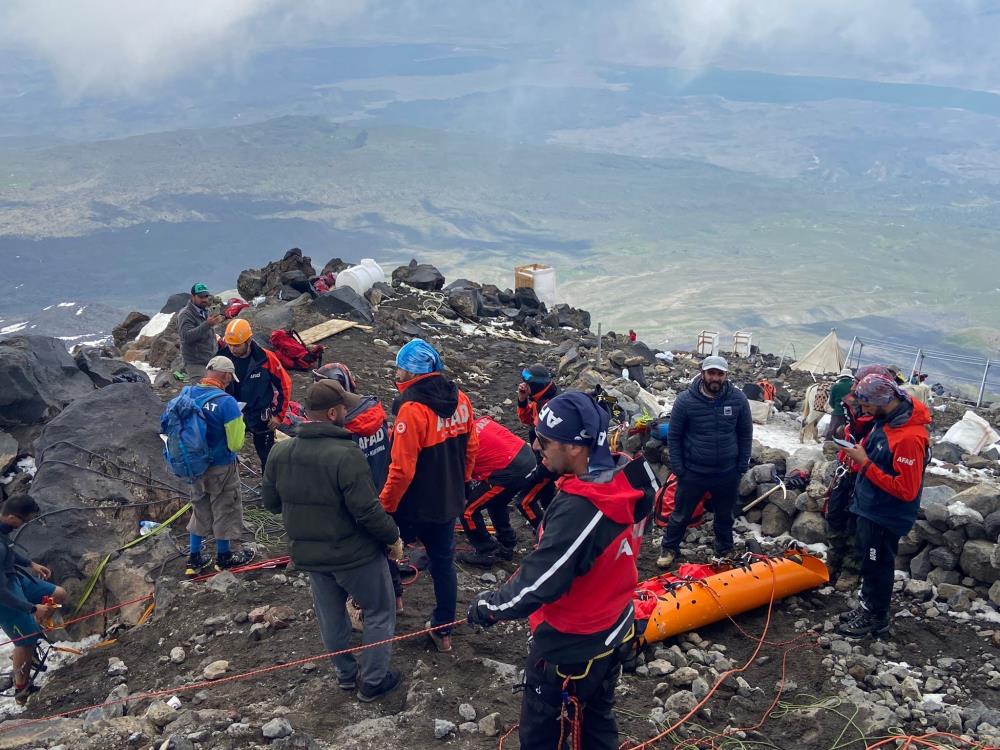 Ağrı Dağı'nda hayatını kaybeden dağcının cesedi dağdan indirildi
