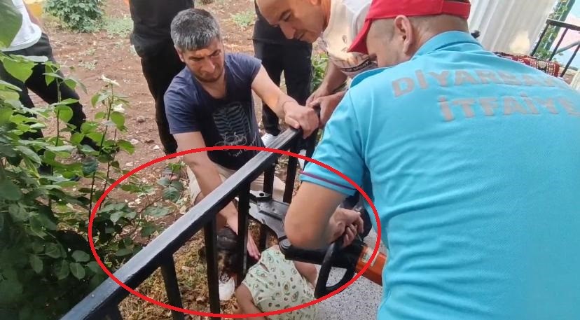 Diyarbakır'da kafası çardak demirlerine sıkışan çocuk kurtarıldı