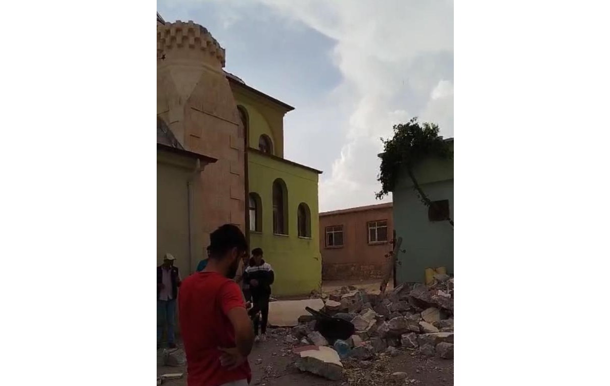 Diyarbakır’da caminin minaresi evin üstüne devrildi