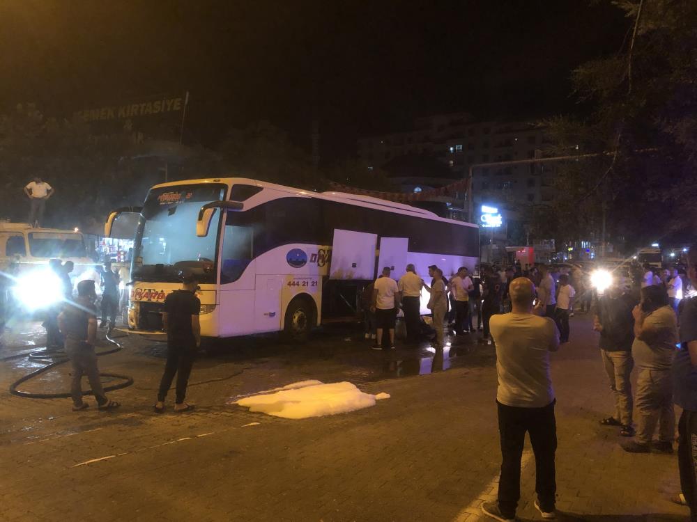 Diyarbakır’a ait yolcu otobüsü yandı