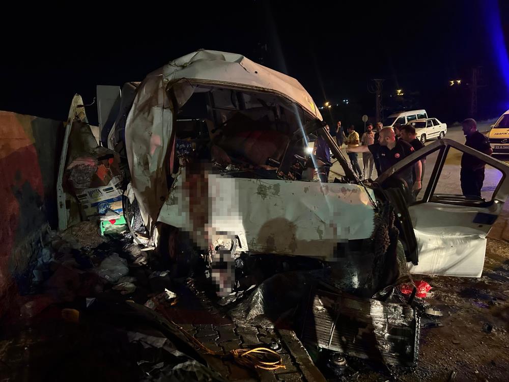 Minibüs, istinat duvarına çarptı: 1 ölü, 7 yaralı