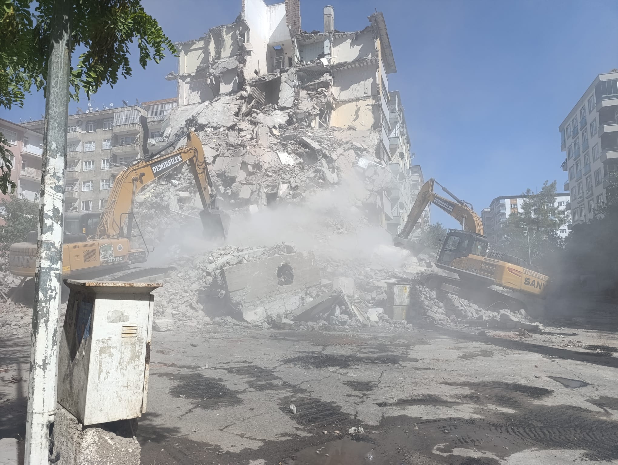 Diyarbakır'da yıktırılan bina, mahalleyi toz altında bıraktı