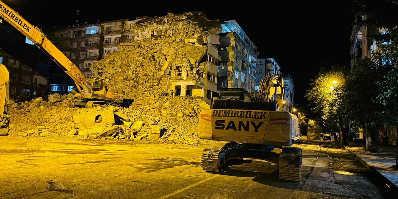 Diyarbakır’da eski BAĞKUR binası yıkılıyor