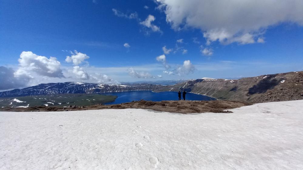 Nemrut Kalderası'nın bir yanı kar, bir yanı bahar