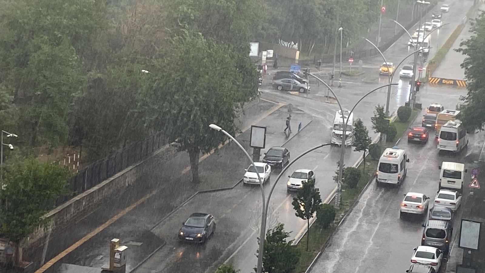 VİDEO - Diyarbakır’da şiddetli yağış