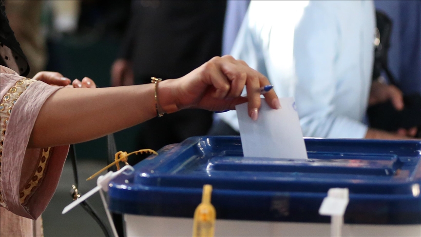 İran'da cumhurbaşkanı seçimlerinin ikinci turu için oy verme süreci devam ediyor