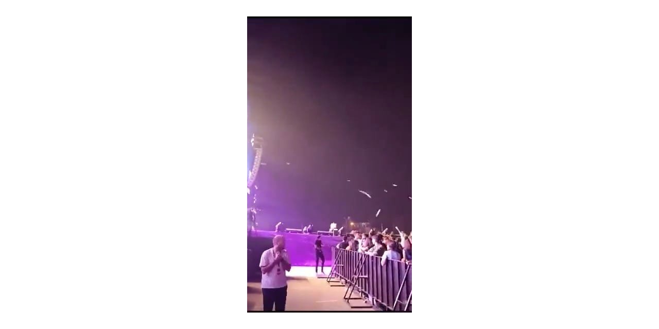 Van Konserinde Şarkıcı Bengü'ye yüzlerce kişi sahneye pet şişe fırlattı