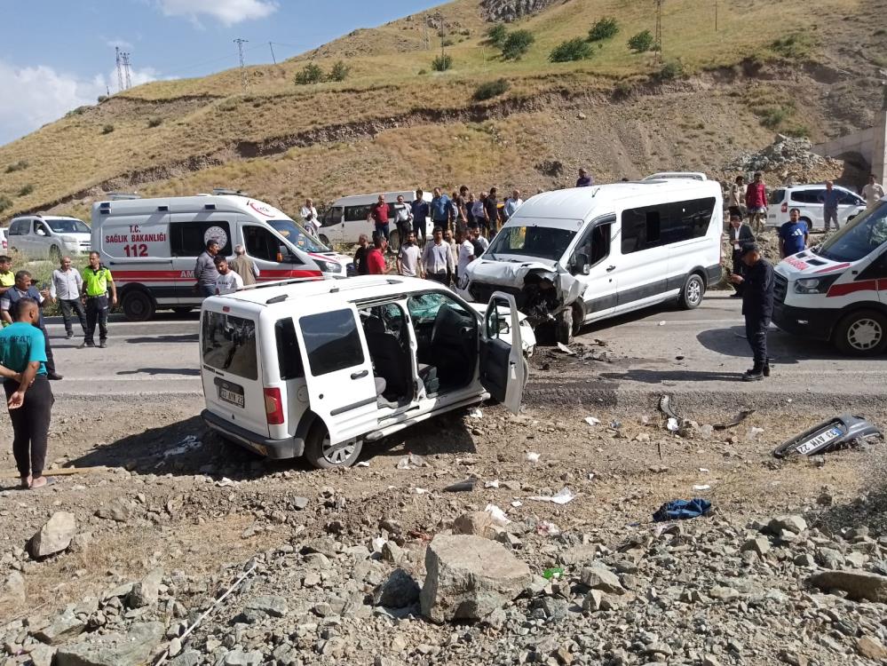 Yolcu minibüsü ile hafif ticari araç kafa kafaya çarpıştı: 2'si ağır 7 yaralı
