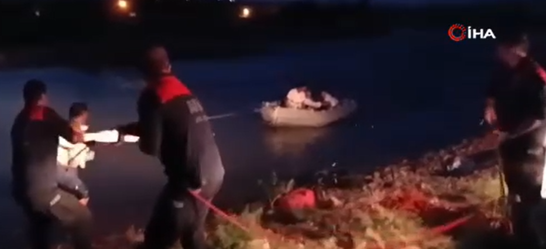 VİDEO - Diyarbakır’da nehirde mahsur kalan 11 kişilik aile kurtarıldı