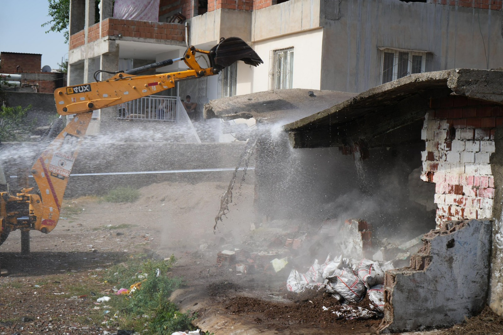 Kayapınar’da 4 metruk bina yıkıldı