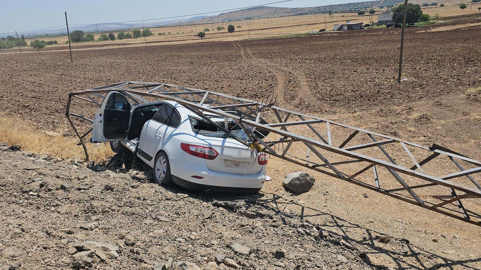 Diyarbakır'da otomobil elektrik direğine çarptı