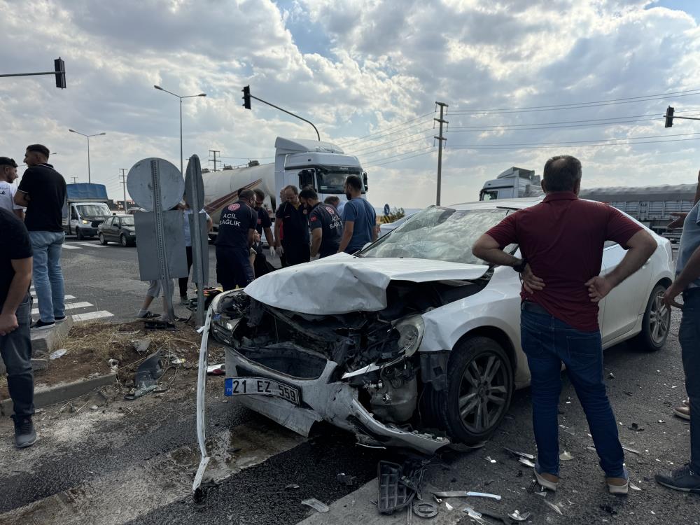 Diyarbakır'da iki araç çarpıştı: 4 yaralı