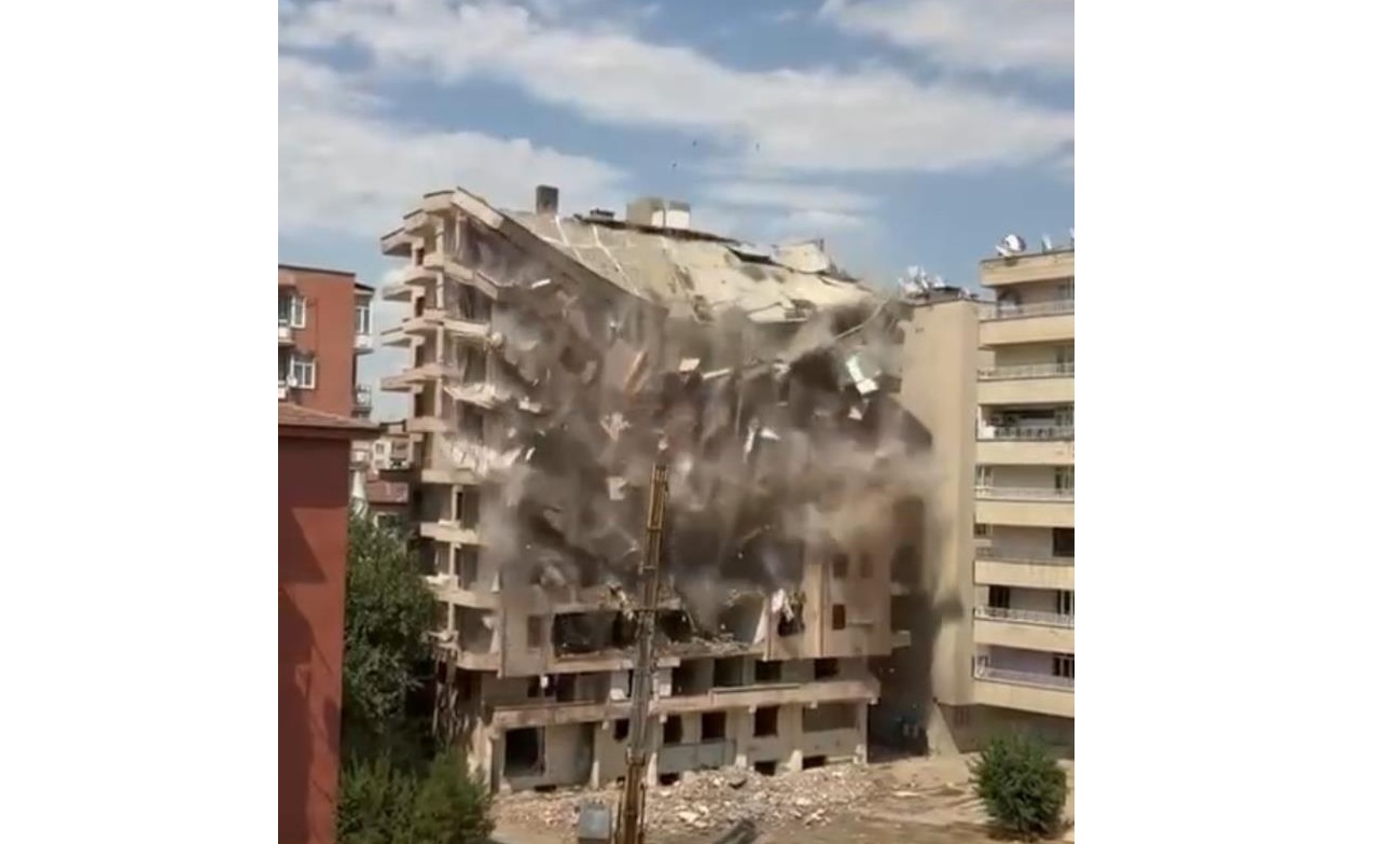 Diyarbakır’da ağır hasarlı bina yıkım sırasında çöktü