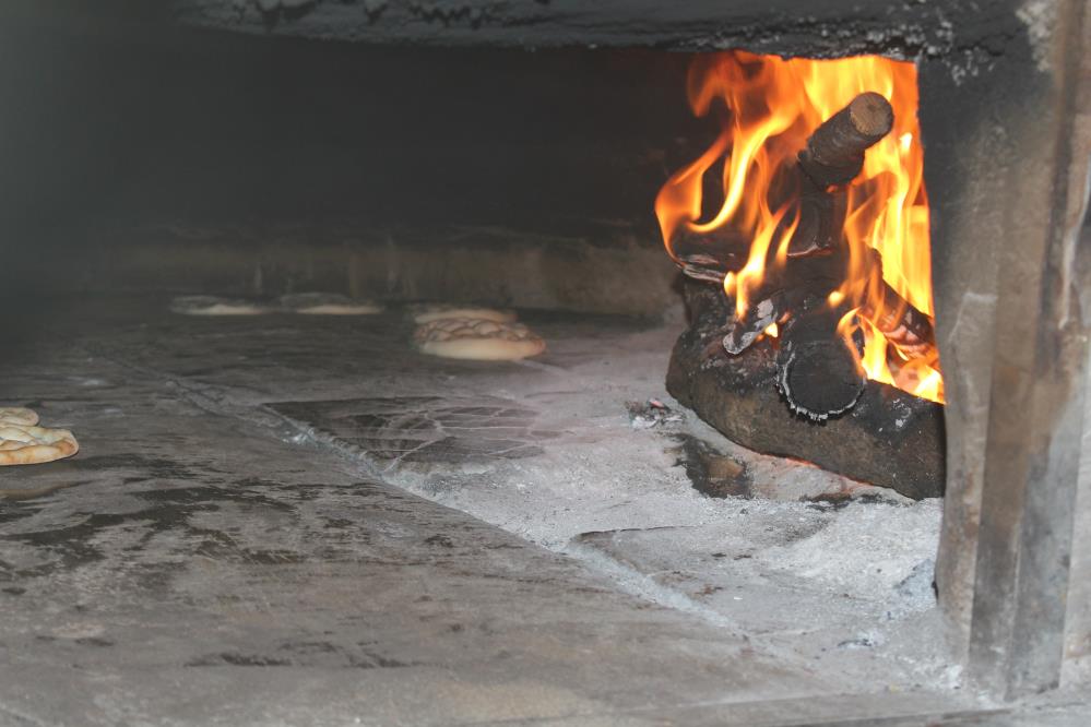 Fırın işçilerinin 40 derecelik sıcakta zorlu mesaisi
