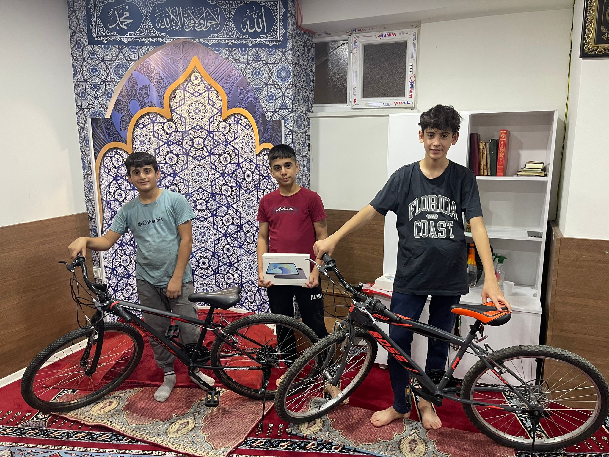 Camide namaz kılan çocuklara hediye bisiklet