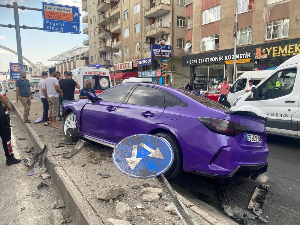 Diyarbakır'da otomobil refüje çarptı