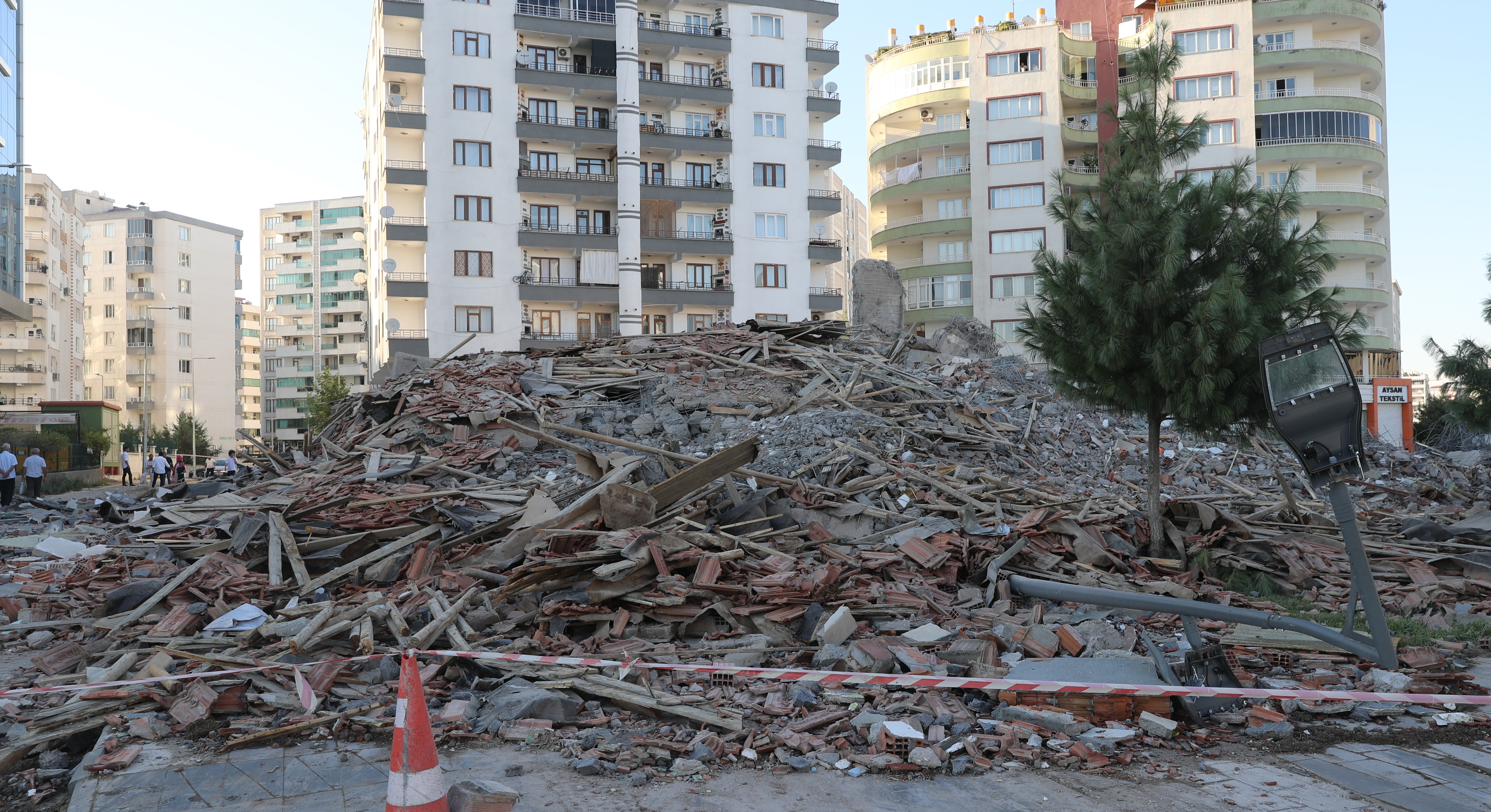 Diyarbakır'da depremde ağır hasar gören bina yıkım sırasında çöktü