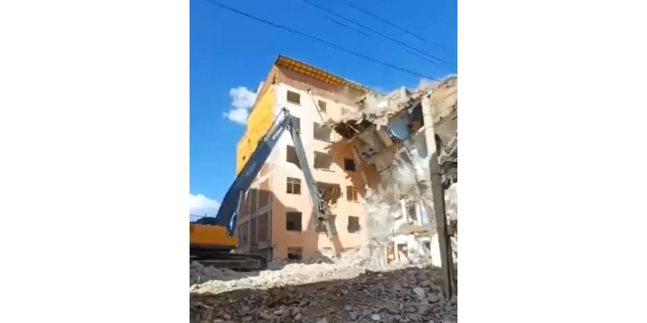 VİDEO - İş makinesinin tek darbesi binayı yerle bir etti