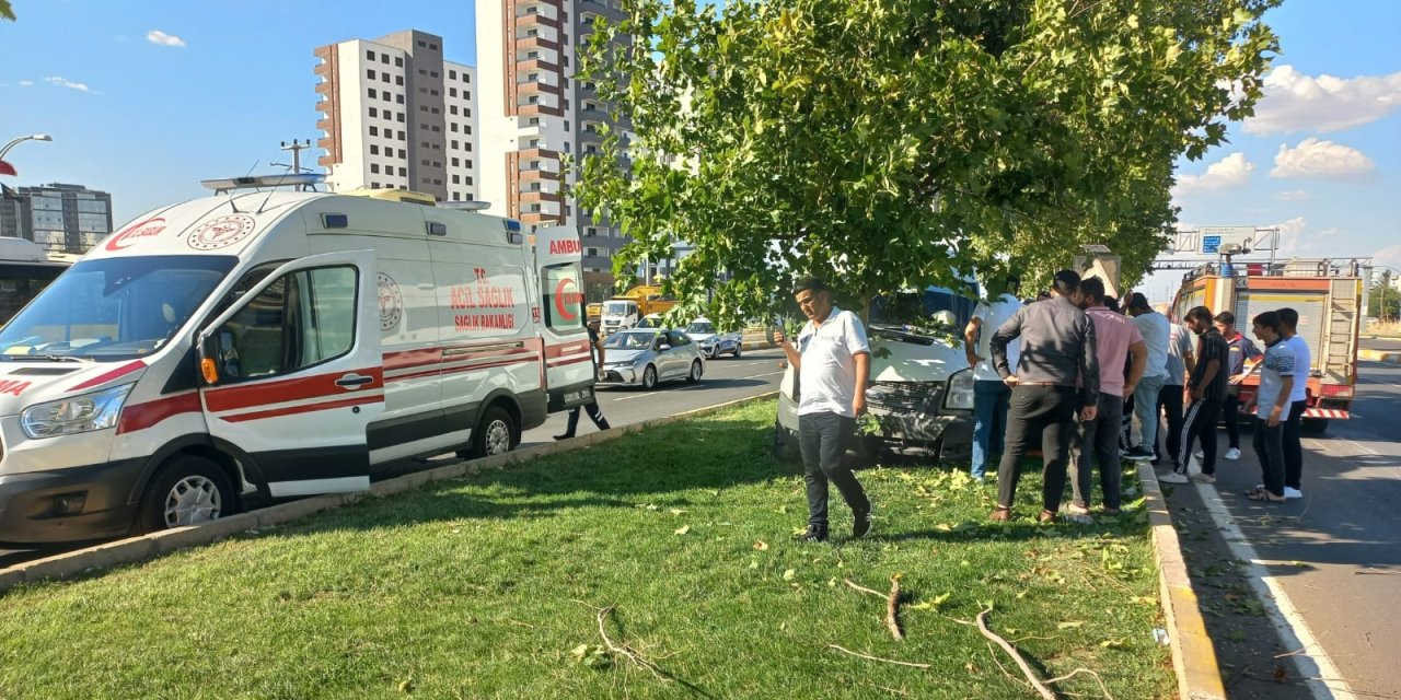 Diyarbakır’da minibüs orta refüje çıktı