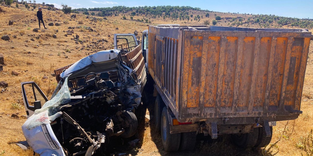 Diyarbakır'da kamyon ile pikap çarpıştı, sürücü hayatını kaybetti