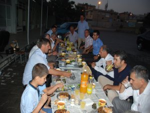 Mahallenin muhtarları iftarda buluştu