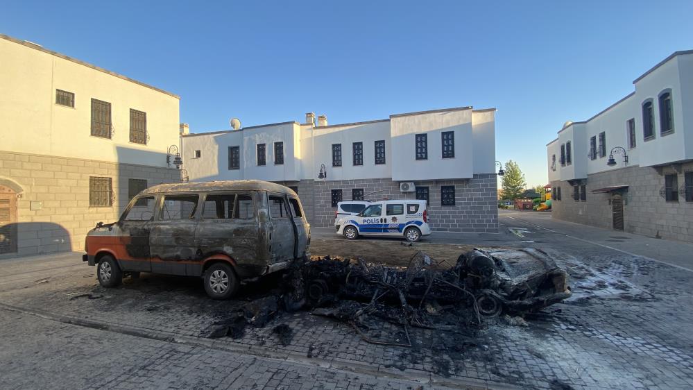 VİDEO - Diyarbakır’da iki yıldır park halinde olan araçlar kül oldu