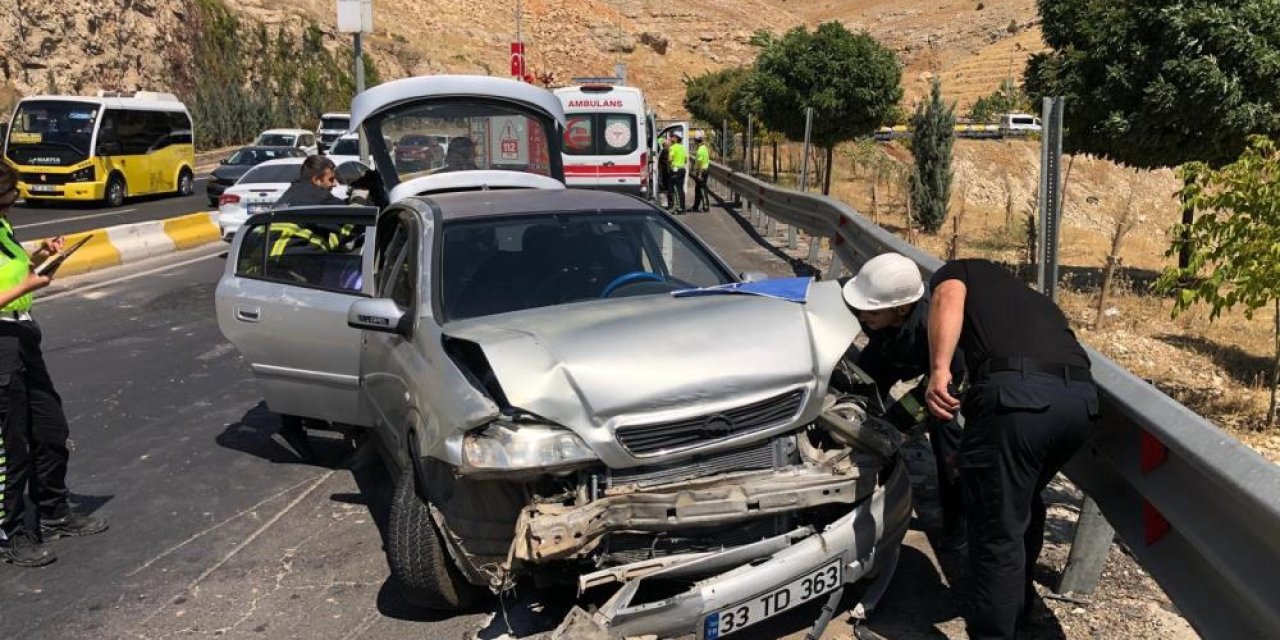 Mardin'de otomobil demir bariyerlere çarptı: 6 yaralı
