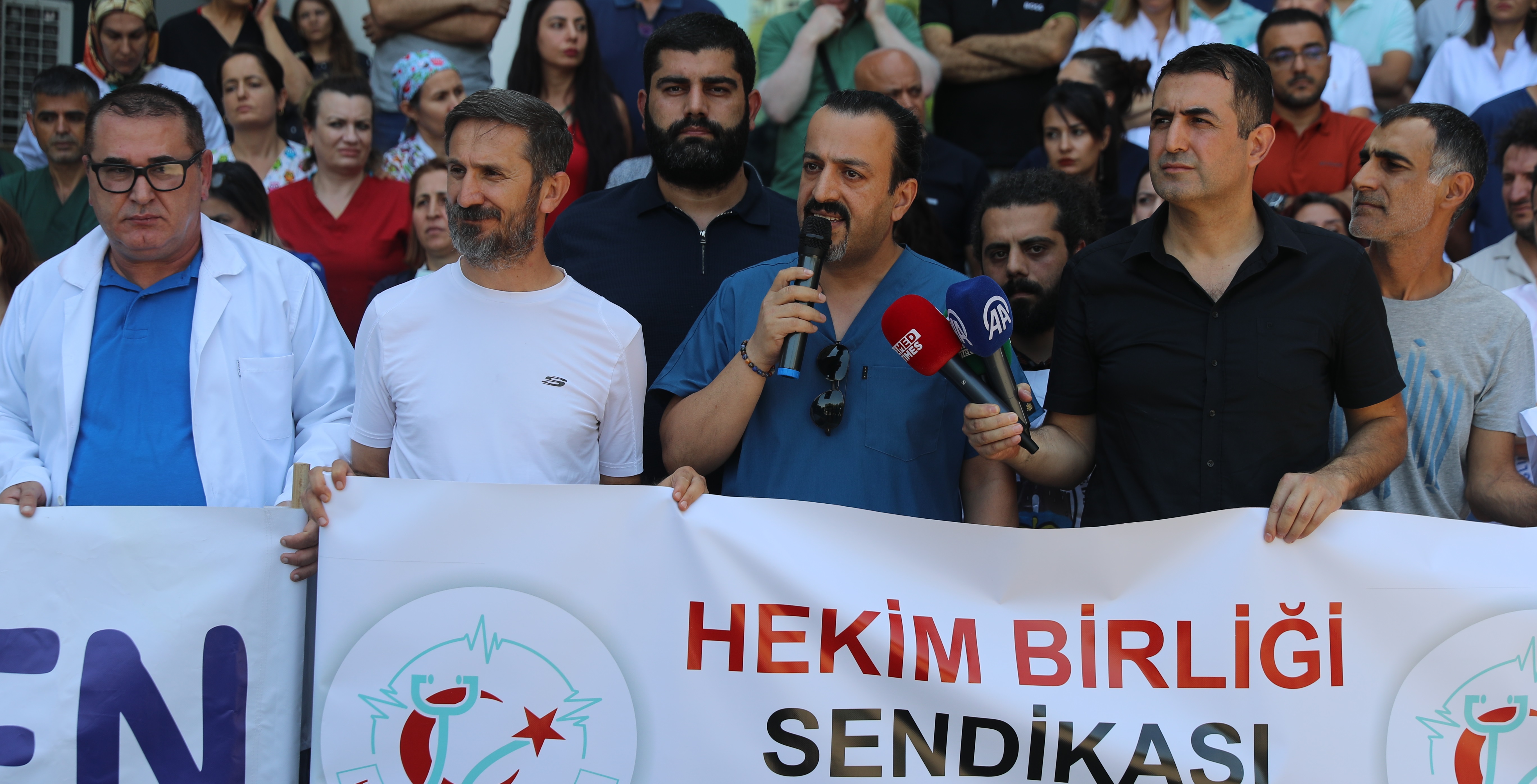 Diyarbakır'da sağlıkçılardan doktorun darp edilmesine tepki