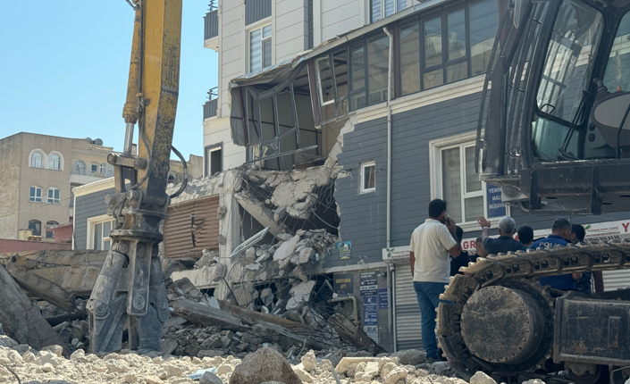 Urfa'da hasarsız bina zarar gördü