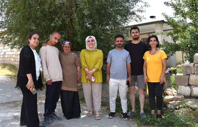 Gönüllü gençler, muhtaç durumdaki ailenin evini boyadı