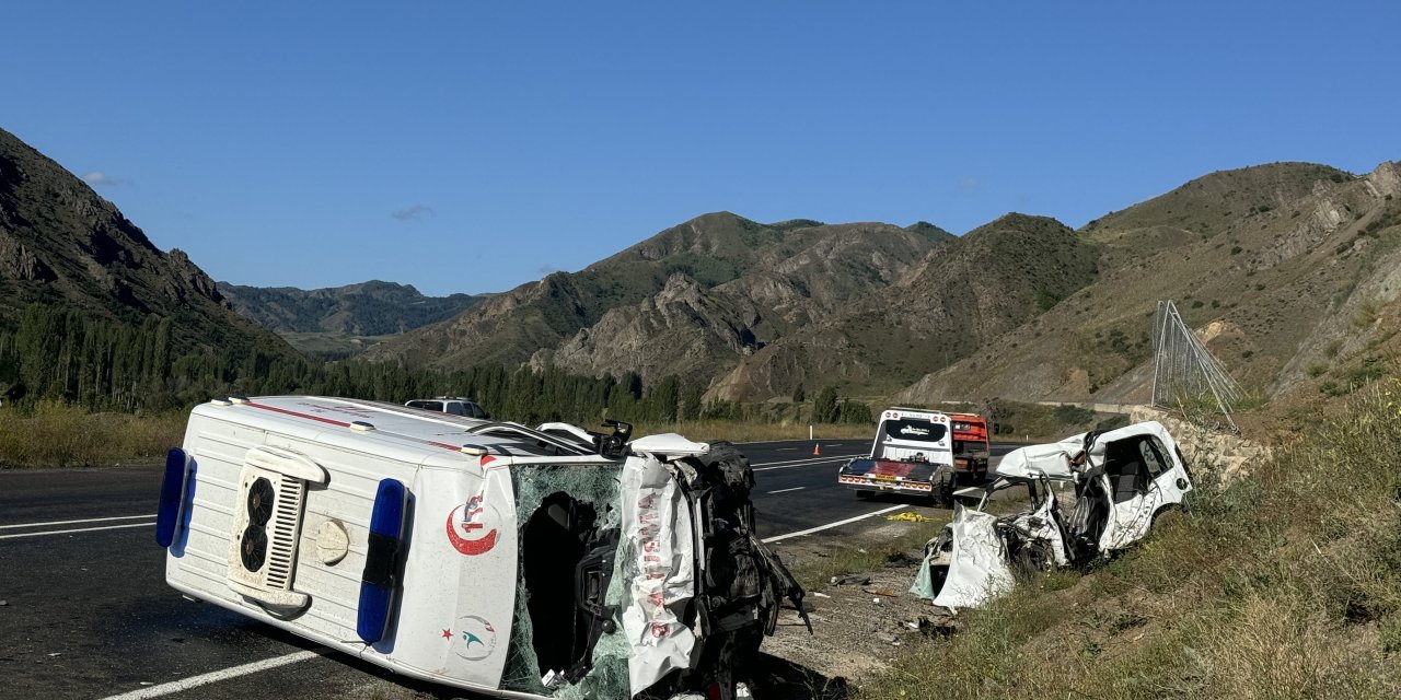 Ambulans kaza yaptı, 4 kişi öldü