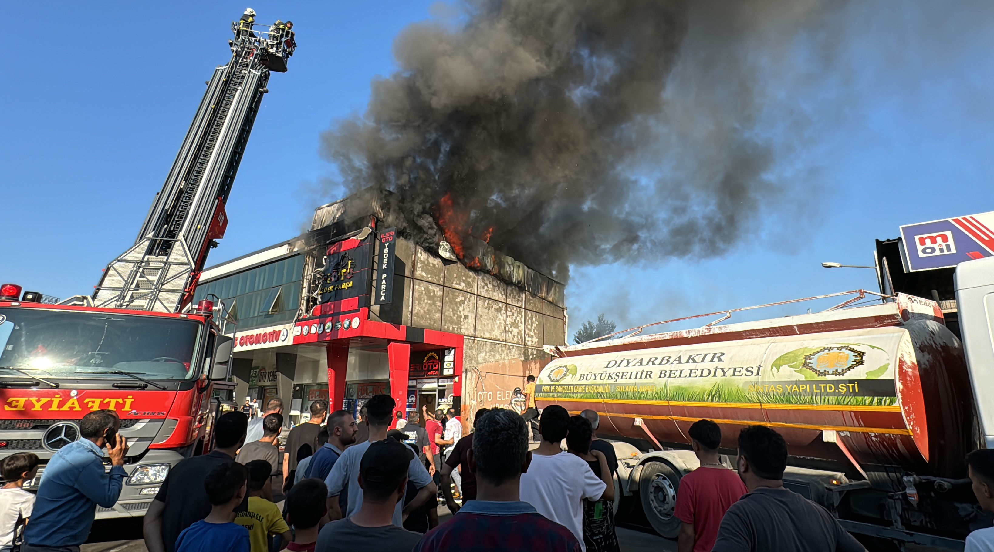 Diyarbakır'da 2. Sanayi Sitesi'nde çıkan yangın söndürüldü