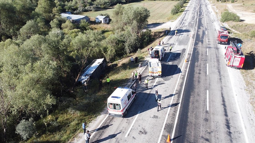 Yolcu otobüsü devrildi, 14 yaralı