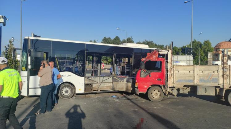 Bingöl'de kamyon ile halk otobüsü çarpıştı: 6 yaralı