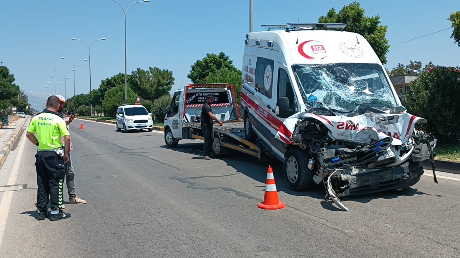 Ambulans ile tanker çarpıştı: 3 yaralı