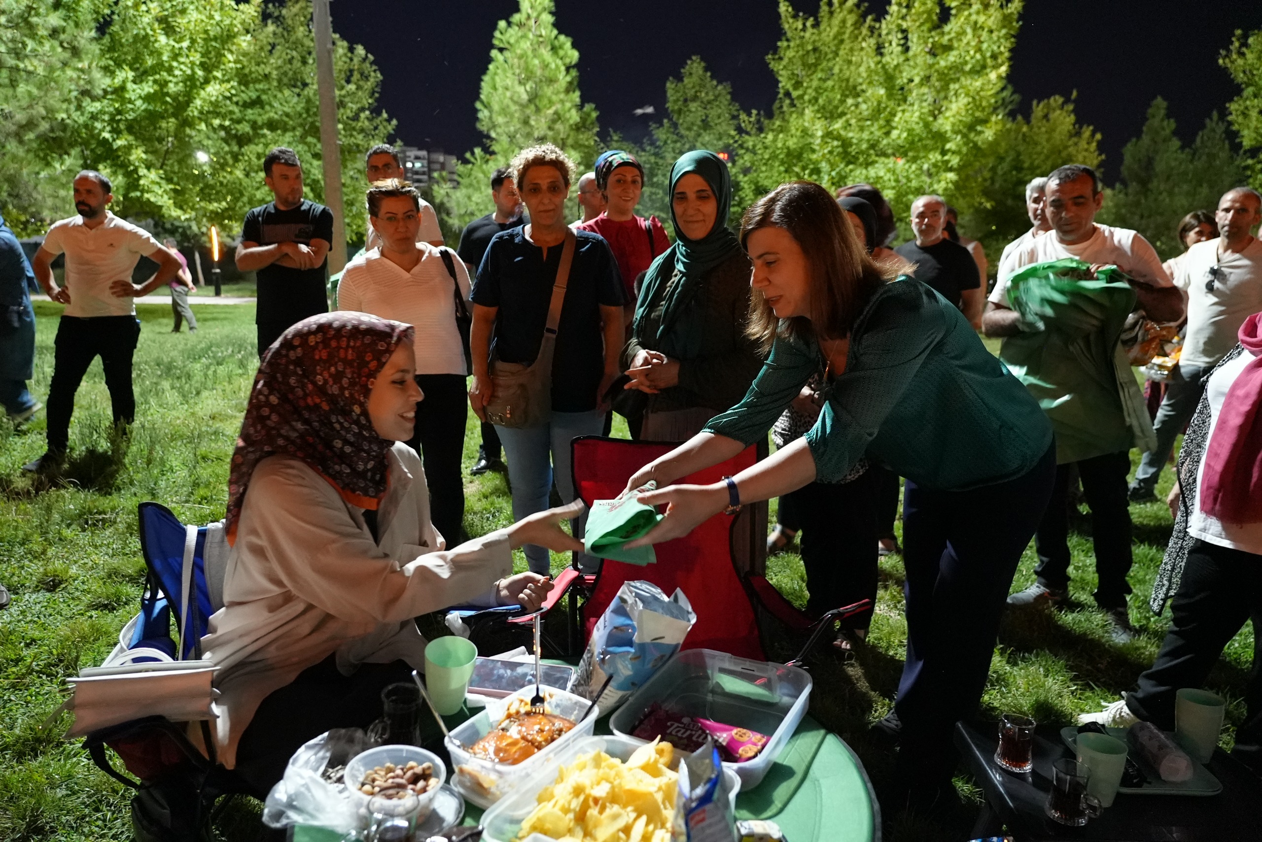 Diyarbakır’da Temizlik ve Sosyal Farkındalık: Eş Başkanlar çöp poşeti dağıttı