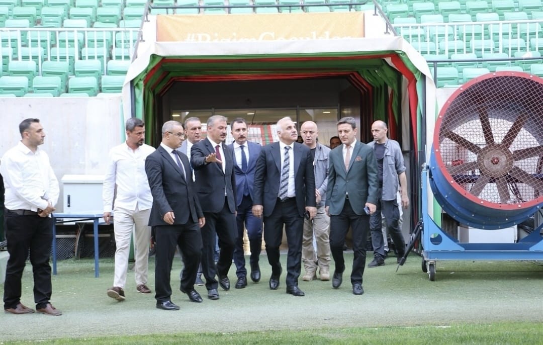 Diyarbakır Valisi Zorluoğlu stadyumu gezdi