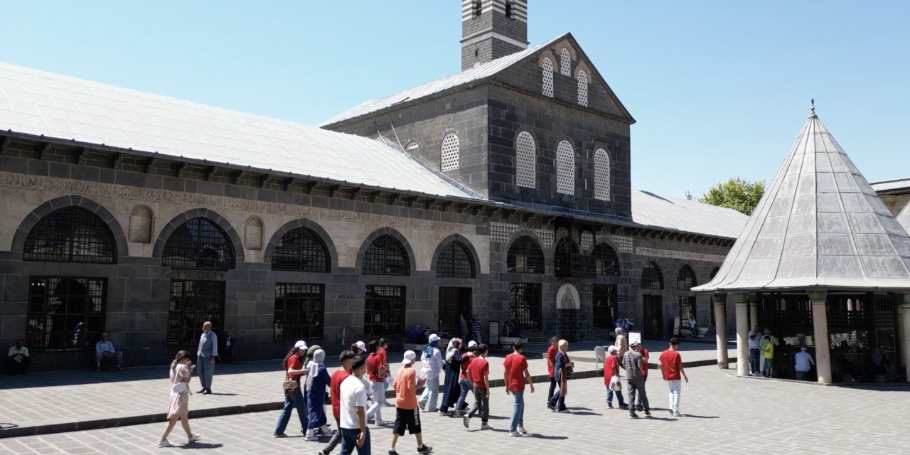 Diyarbakır'da öğrenciler için gezi düzenledi