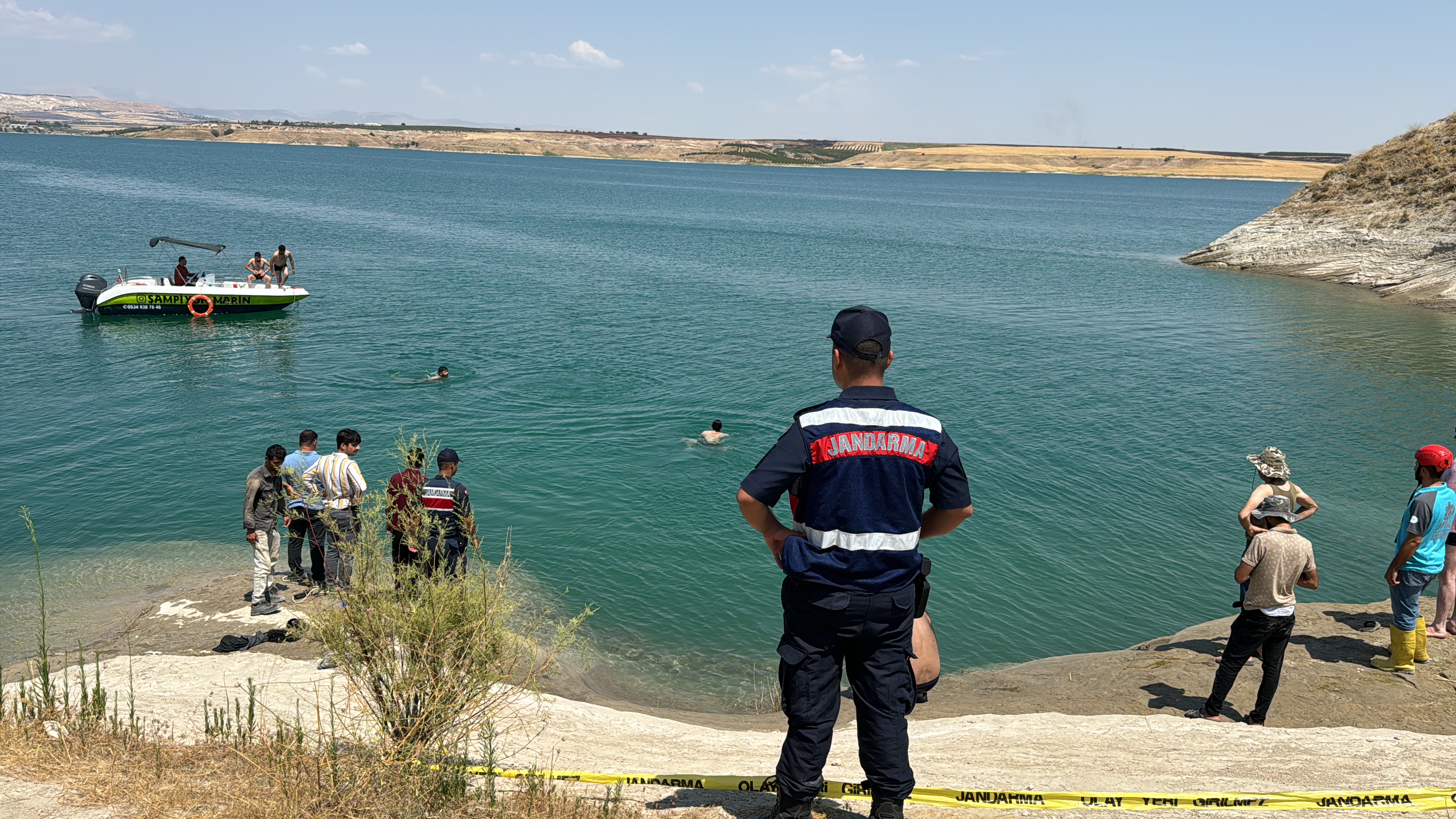 Baraj gölüne giren 2 kardeşten biri boğuldu