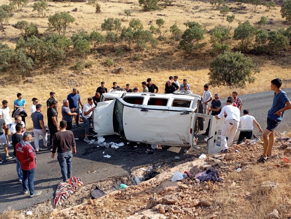 Hafif ticari araç takla attı: 5 yaralı