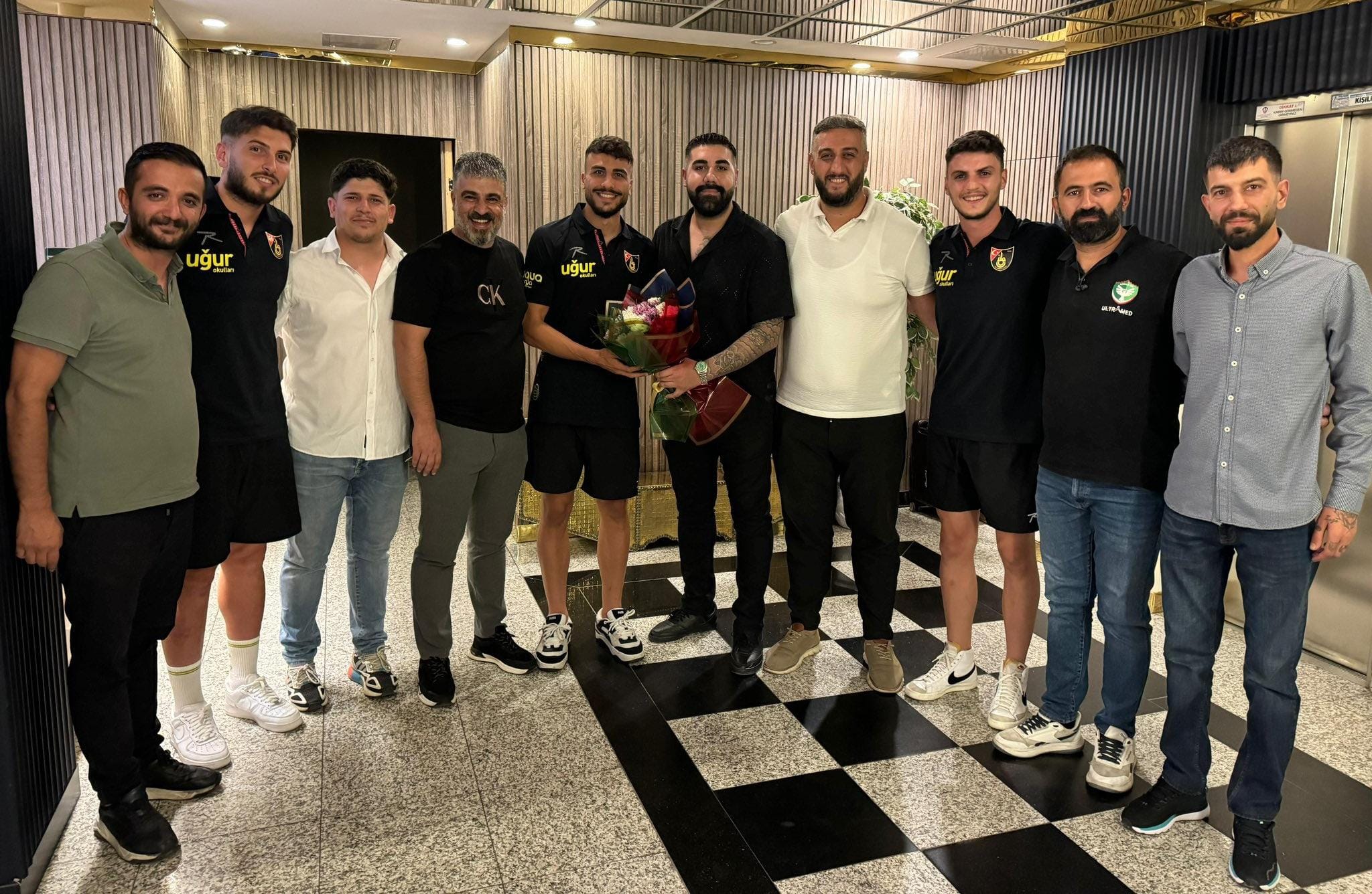 Amedspor taraftarları Dijlan Aydın'ı çiçekler karşıladı