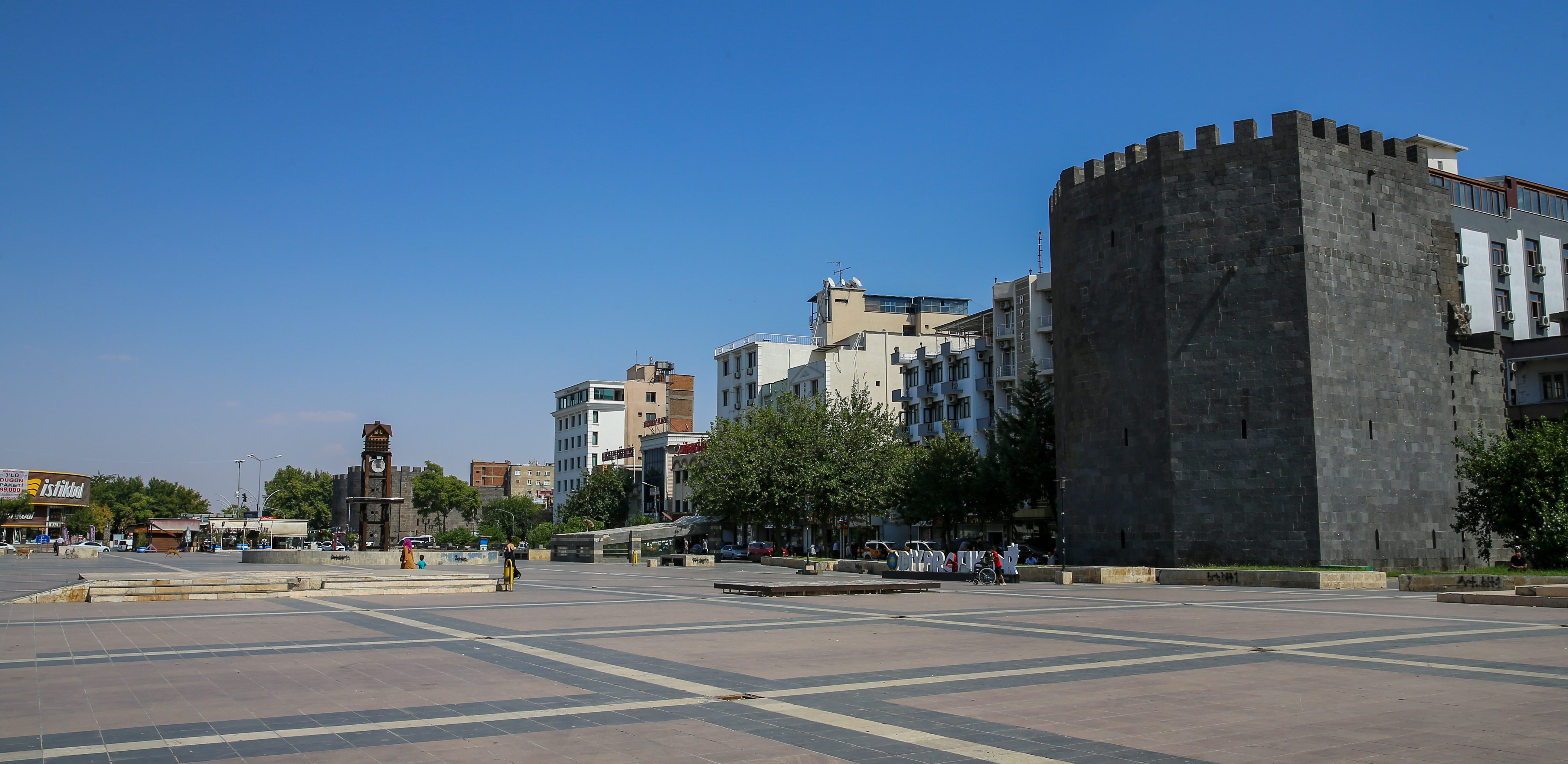 Diyarbakır'da 41 dereceyi aşan sıcaklıklar hayatı felç etti