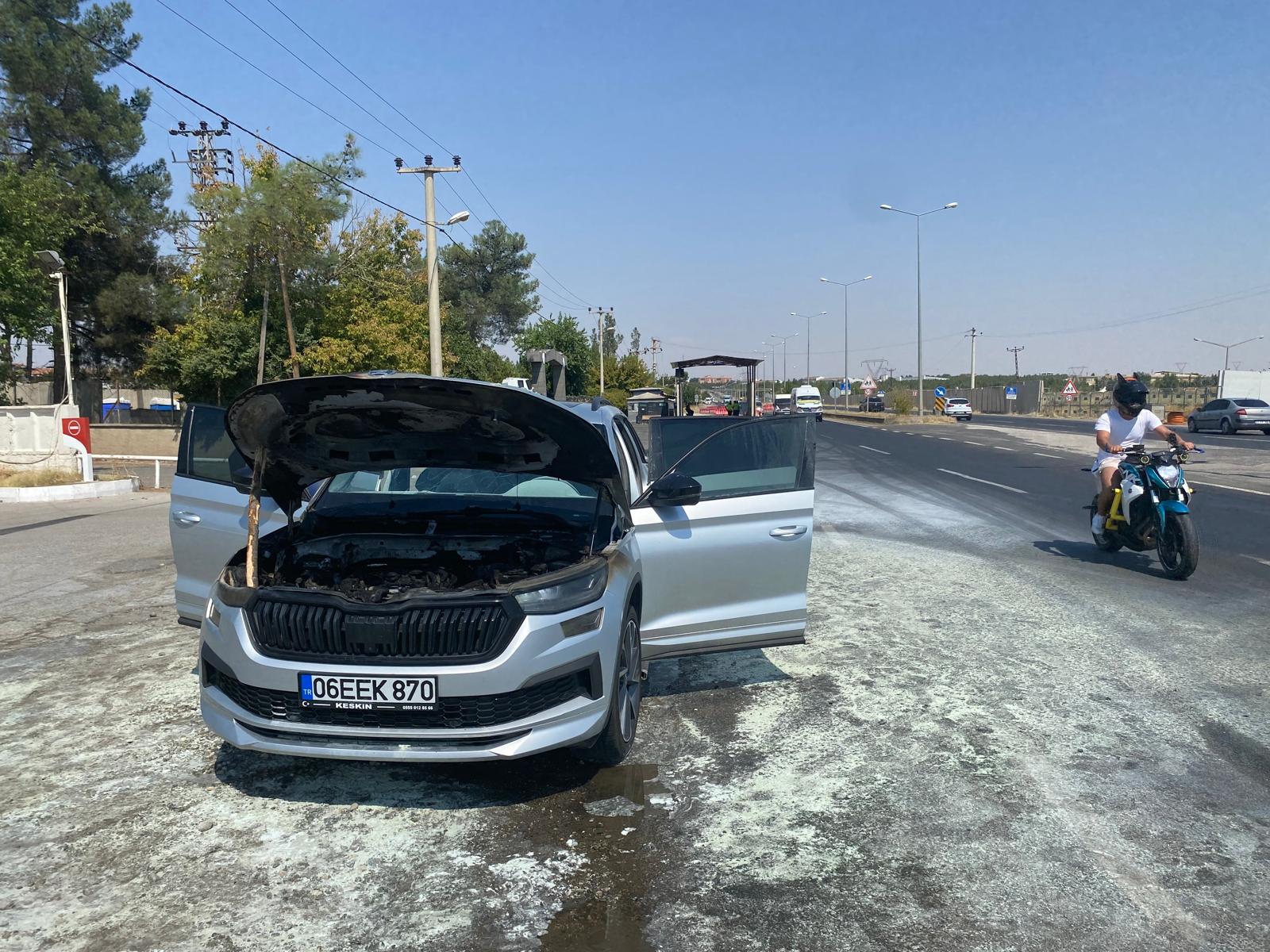 VİDEO - Diyarbakır'da seyir halindeki otomobil yandı