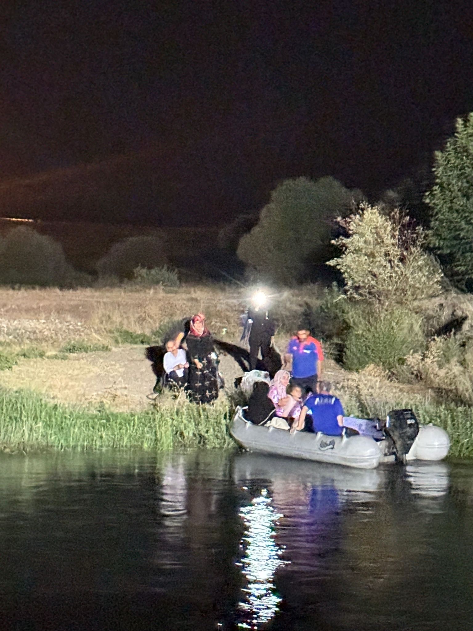 Dicle Nehri'ndeki adacıkta mahsur kalan 9 kişilik aile kurtarıldı