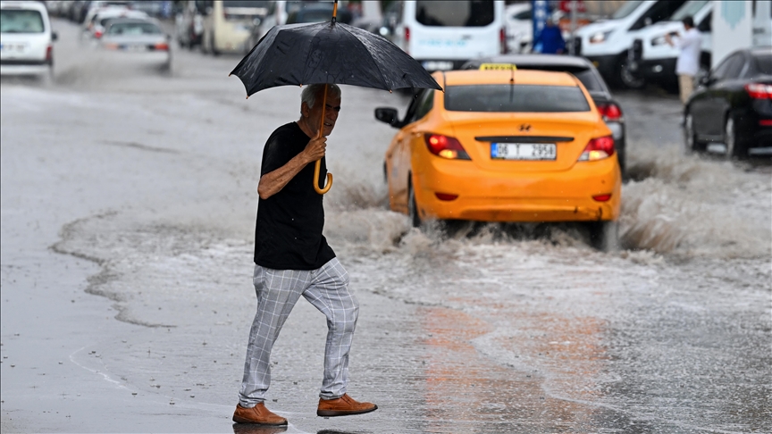 Yağışlarda mahsur kalan bin 065 kişi tahliye edildi